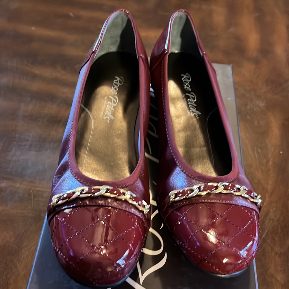(177)NWT ladies wine color flats by Rose Petals/Walking Cradles. Size 6 1/2 med
